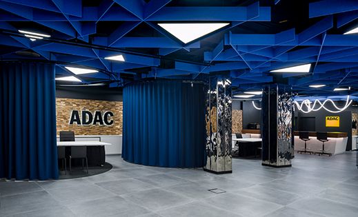 Kreisförmige Zonierung mit DIMMER im ADAC Showroom München zur Verbesserung der Raumakustik.