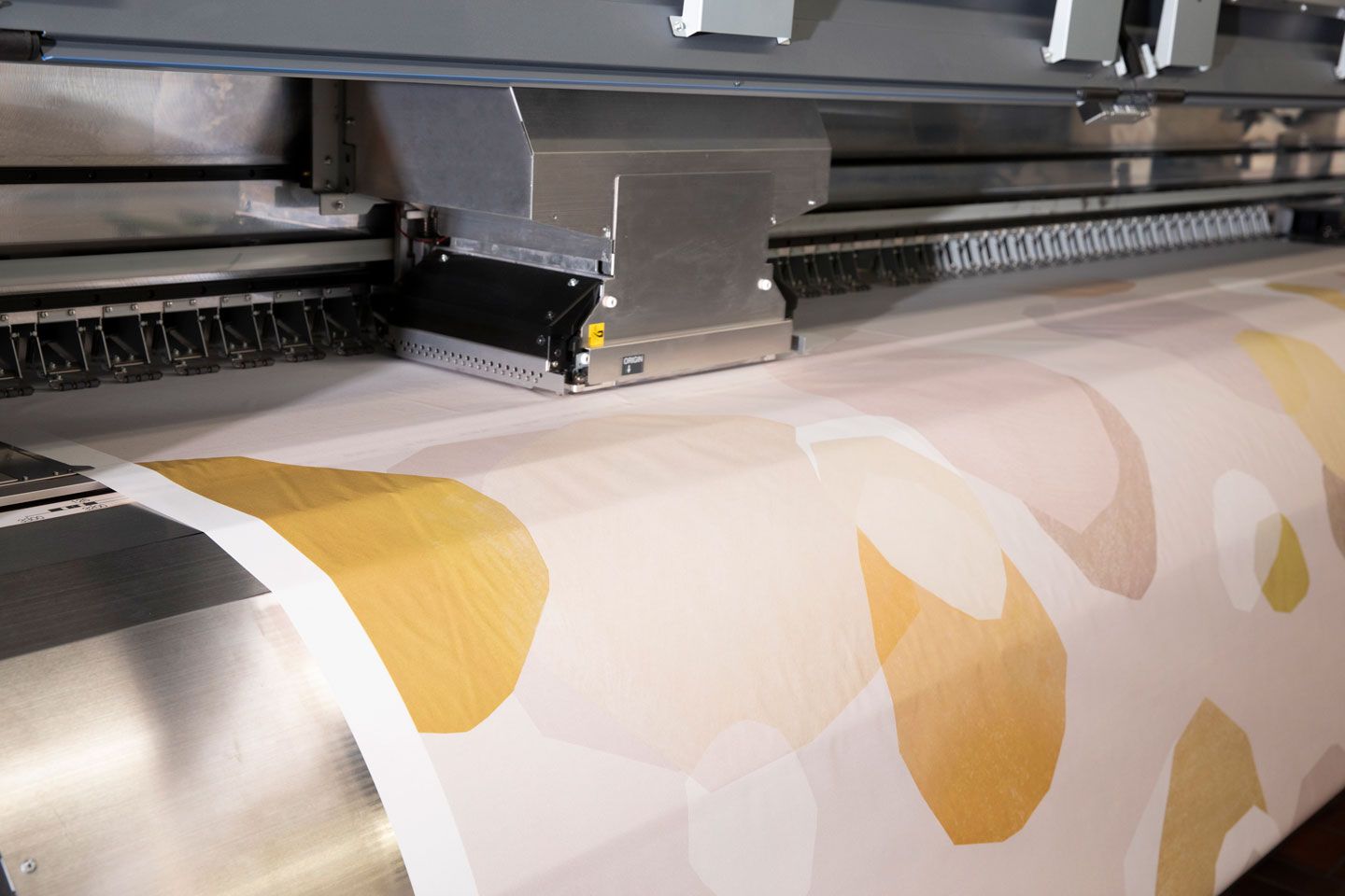Design wird per Digitaldruck auf unsere Textilien gedruckt.