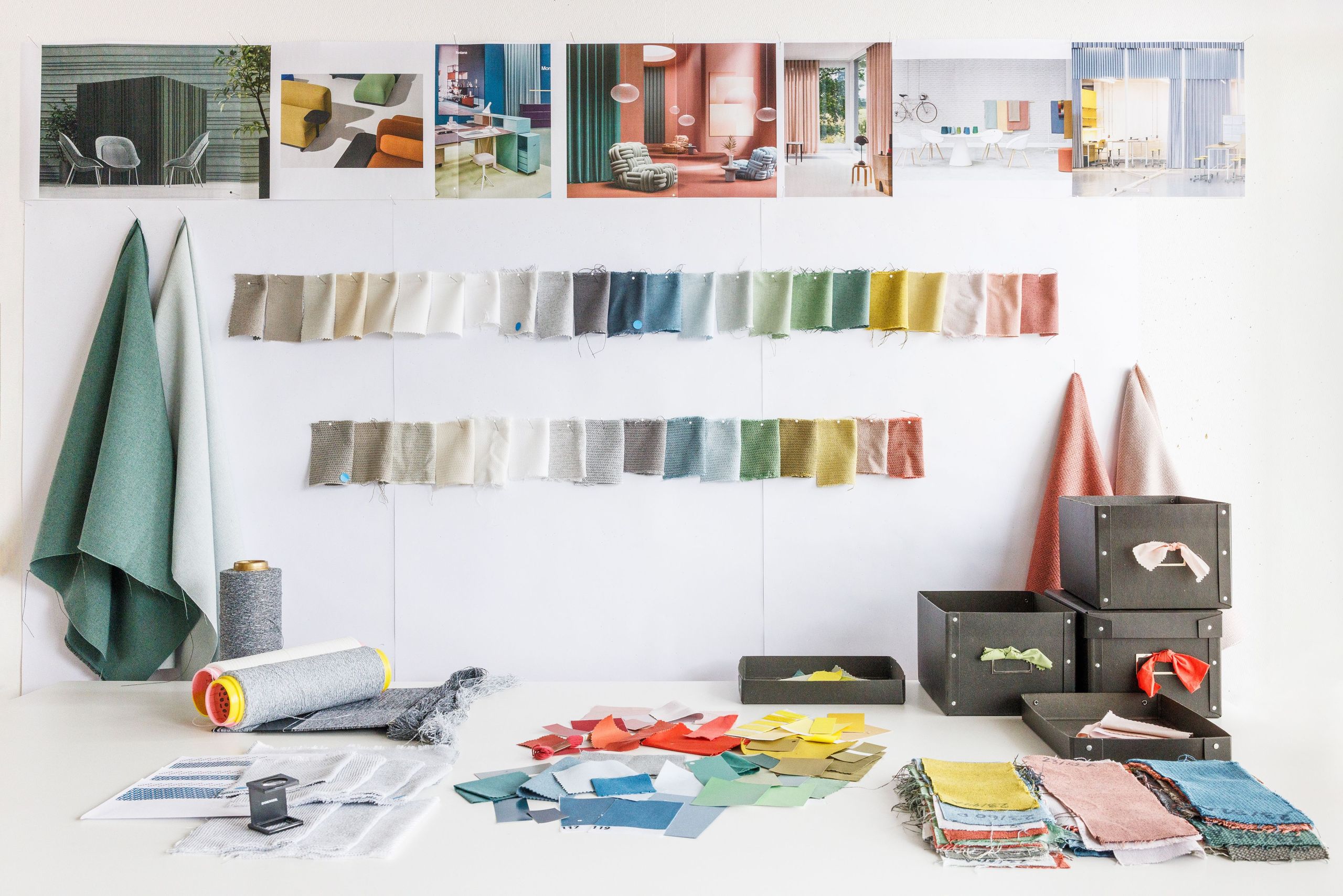 Ein Blick ins Designstudio zeigt den kreativen Prozess beim Entwickeln einer neuen textilen Lösung.