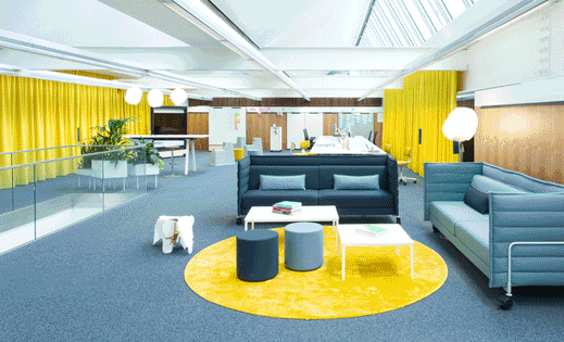 Zwei unterschiedlichen Ansichten der Büro-Raumnutzung durch die mögliche Raumzoniereung mit den gelben Vorhängen.