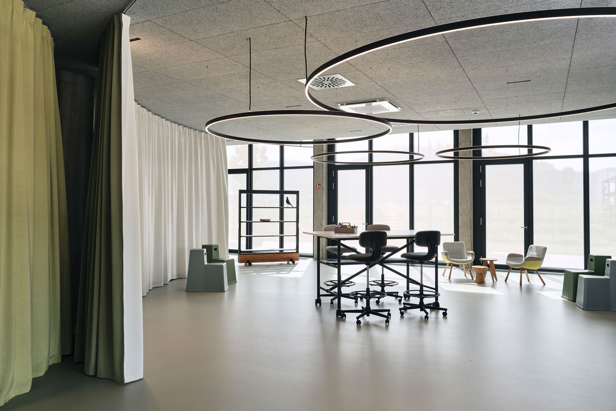 Grosszügige Bürosituation welche mit einem Vorhang flexibel akustisch und räumlich unterteilt werden kann, zum Beispiel für Sitzungen.