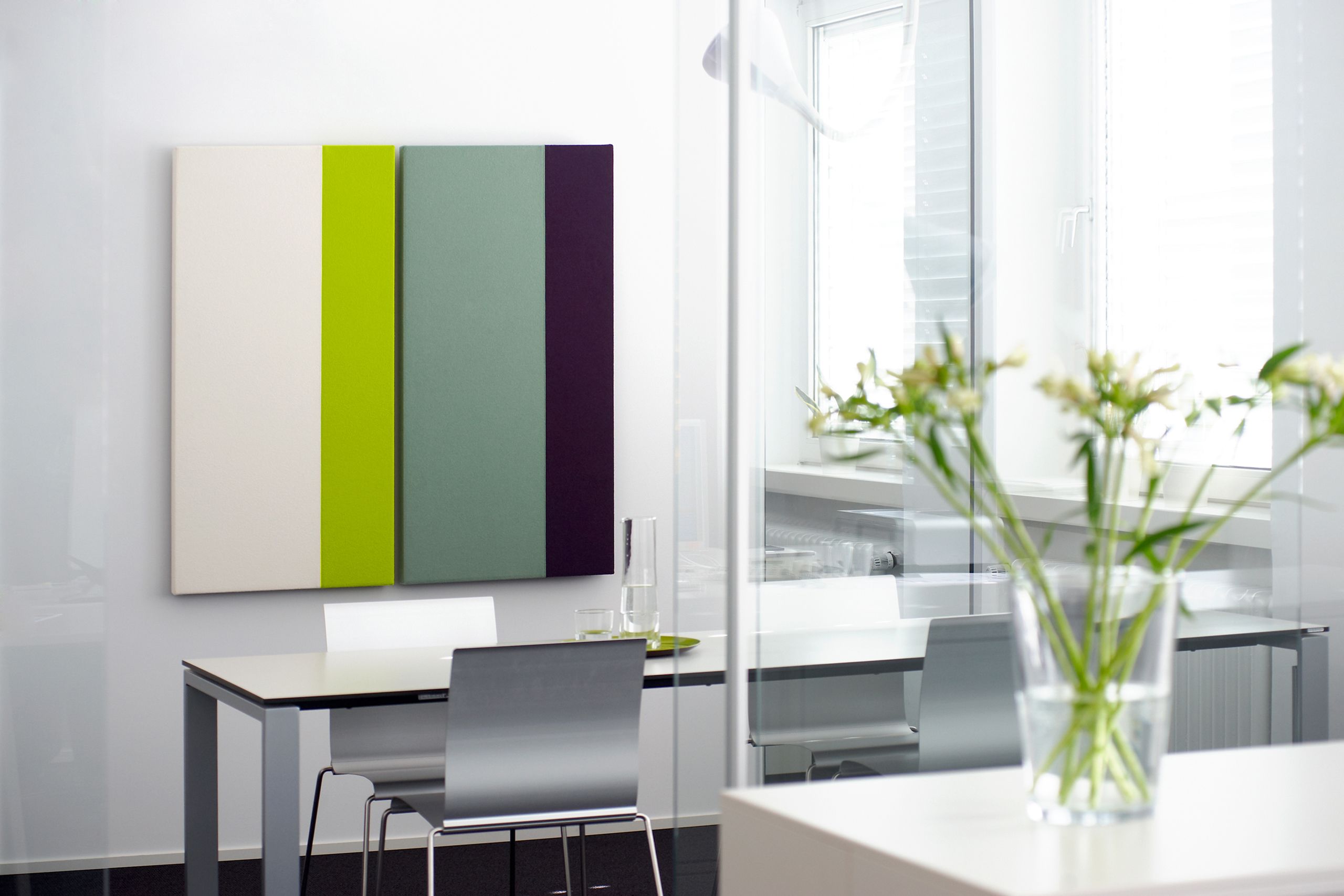 Office Situation mit Acoustic Color Fields Akustikpaneele von Création Baumann, ehemals acousticpearls