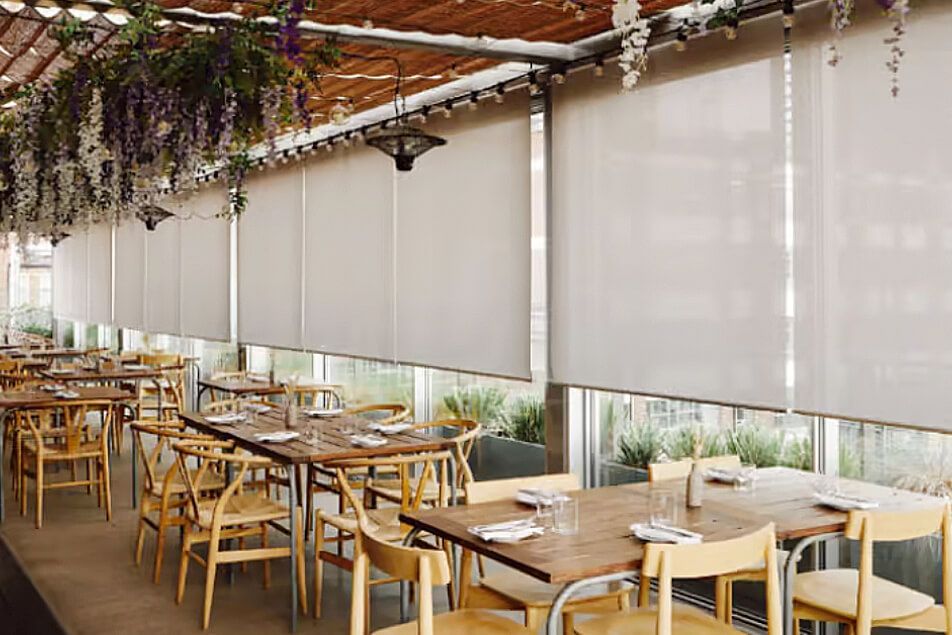 ロールスクリーンのおすすめ設置場所01 大開口・吹抜窓での対応力