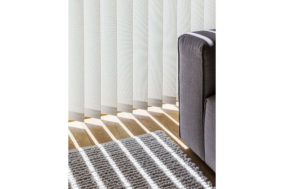 バーチカルブラインドのおすすめ設置場所02 小窓や間仕切りとしての活用